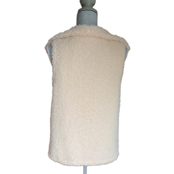 Thread & Supply Fuzzy Sherpa Faux Fur Vest - Picture 3 of 11
